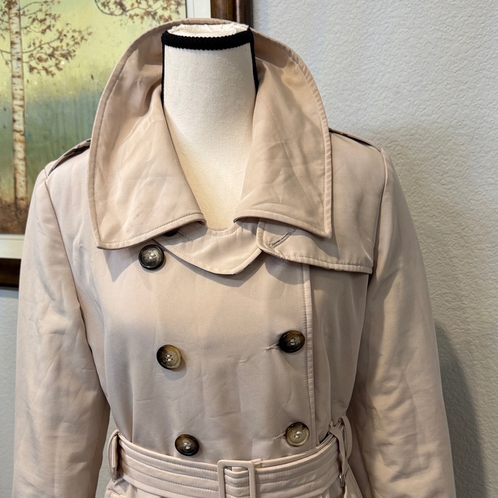 Authentic Burberry Light Tan Trench Coat - Picture 3 of 17
